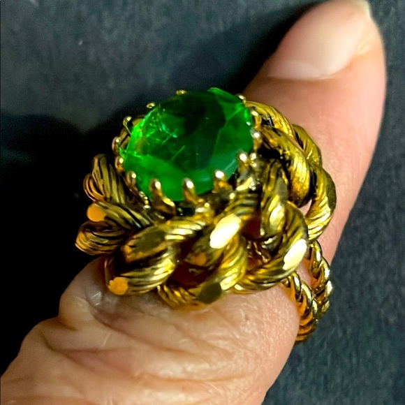 Vintage Elegant Green and Goldtone adjustable  Ring - Picture 1 of 5